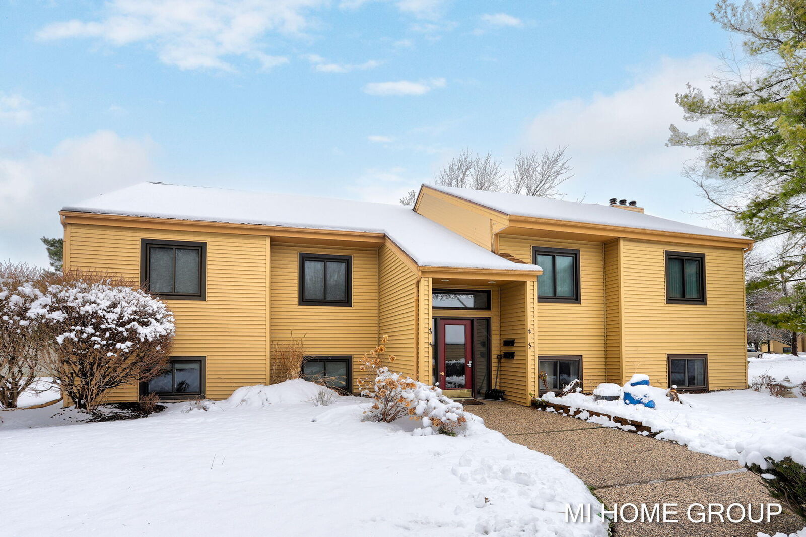 Property Photo:  300 Farington Boulevard  MI 49423 