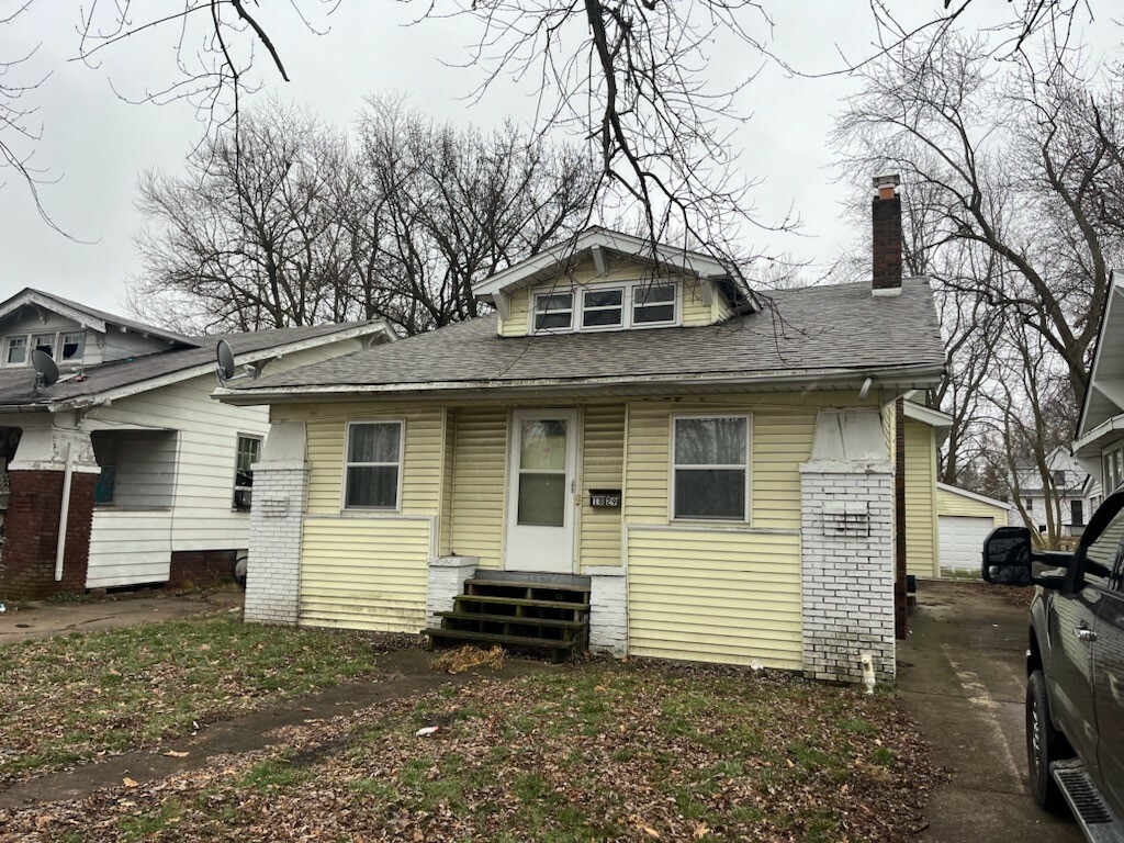 Property Photo:  1829 E Wood Street  IL 62521 