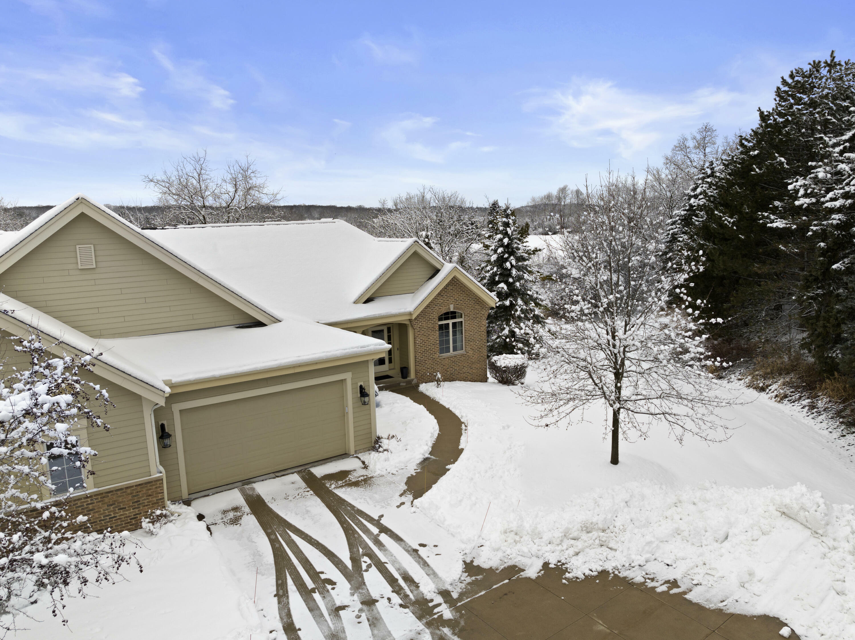 Property Photo: 1400 Hidden Waters Cir WI 53095