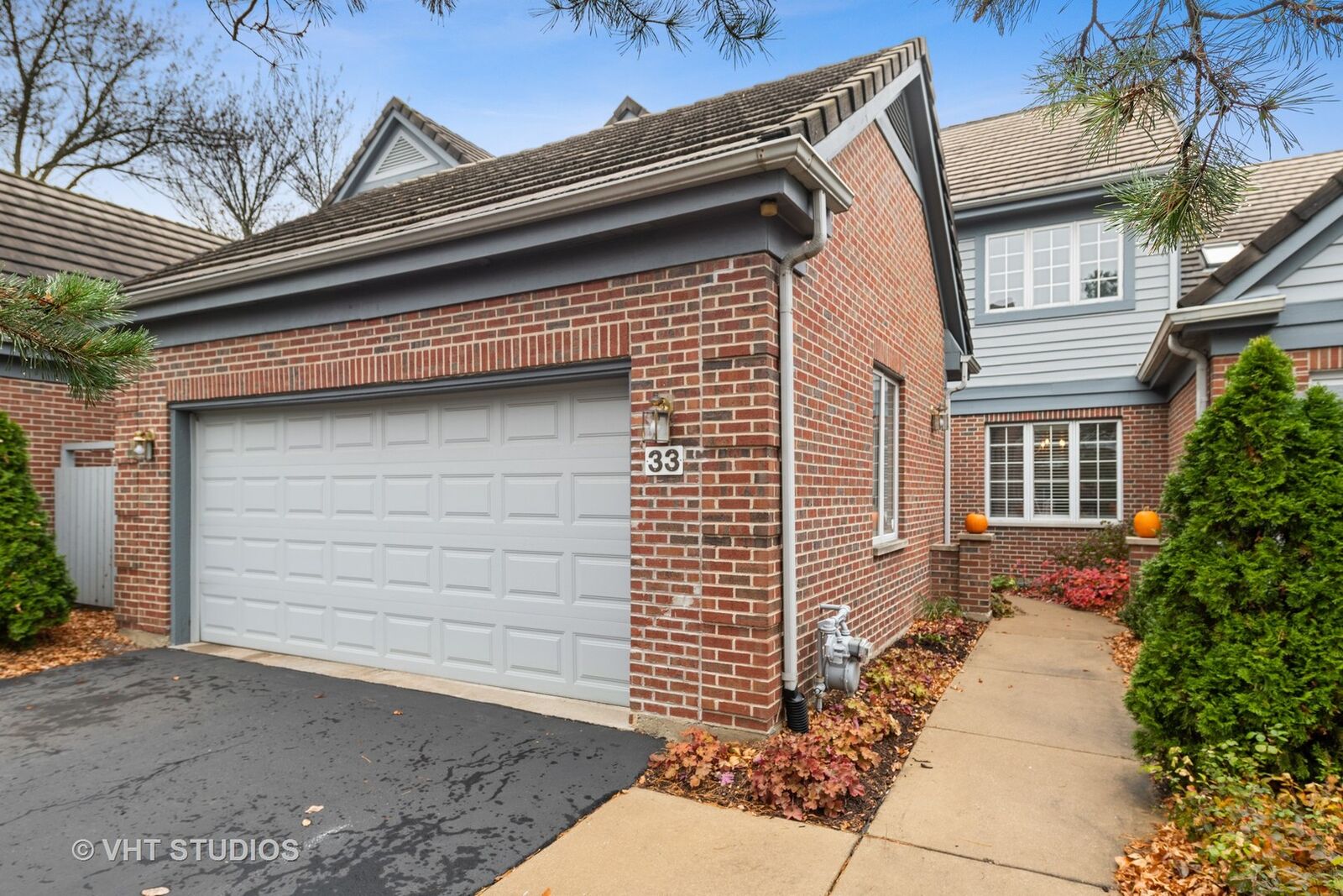 Property Photo: 33 Stonehenge Court IL 60527