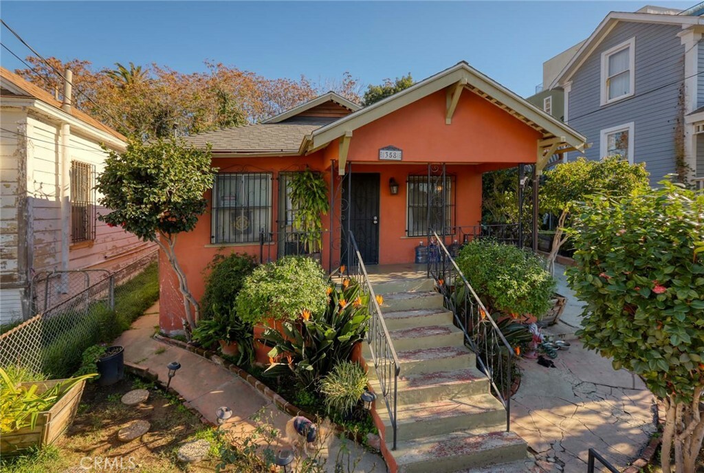 Property Photo:  358 Patton Street  CA 90026 