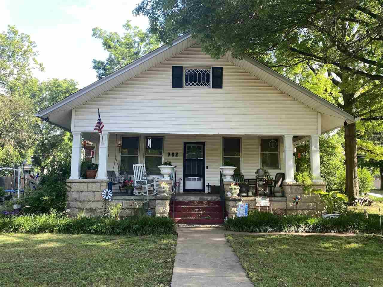 Property Photo:  902 E Cleveland  OK 74601 