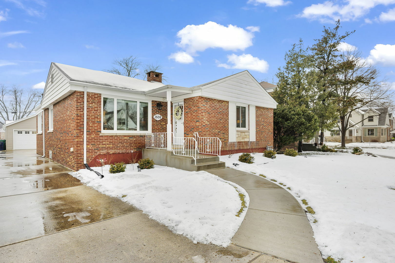 Property Photo:  1506 Manchester Avenue  IL 60154 