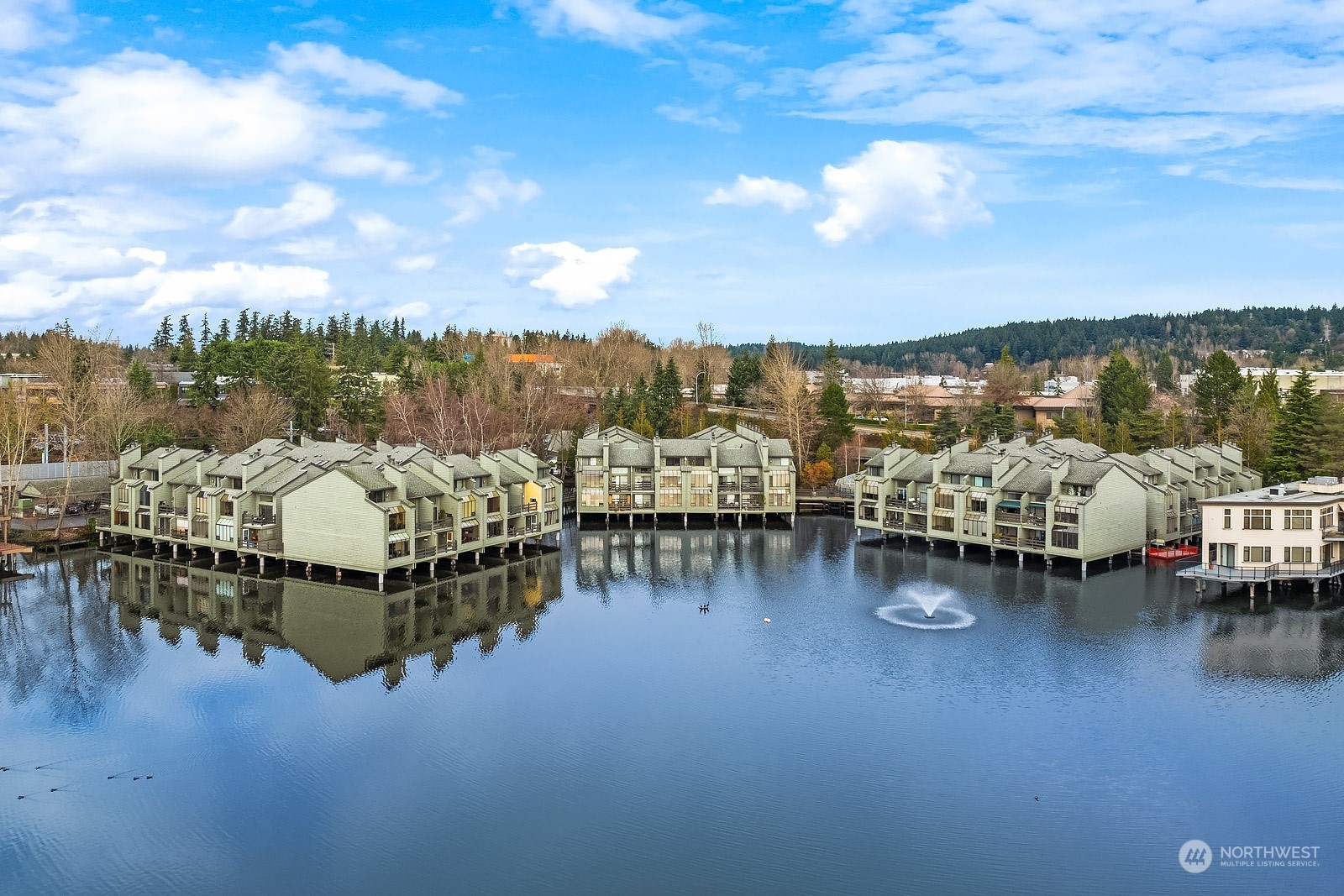Property Photo:  7 Lake Bellevue Dr Avenue 209  WA 98005 