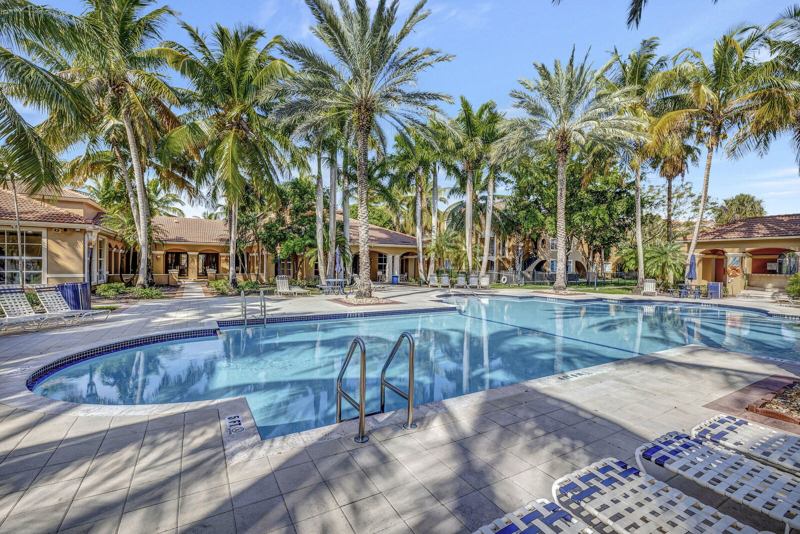 Property Photo: 8060 N Nob Hill Road 206 FL 33321