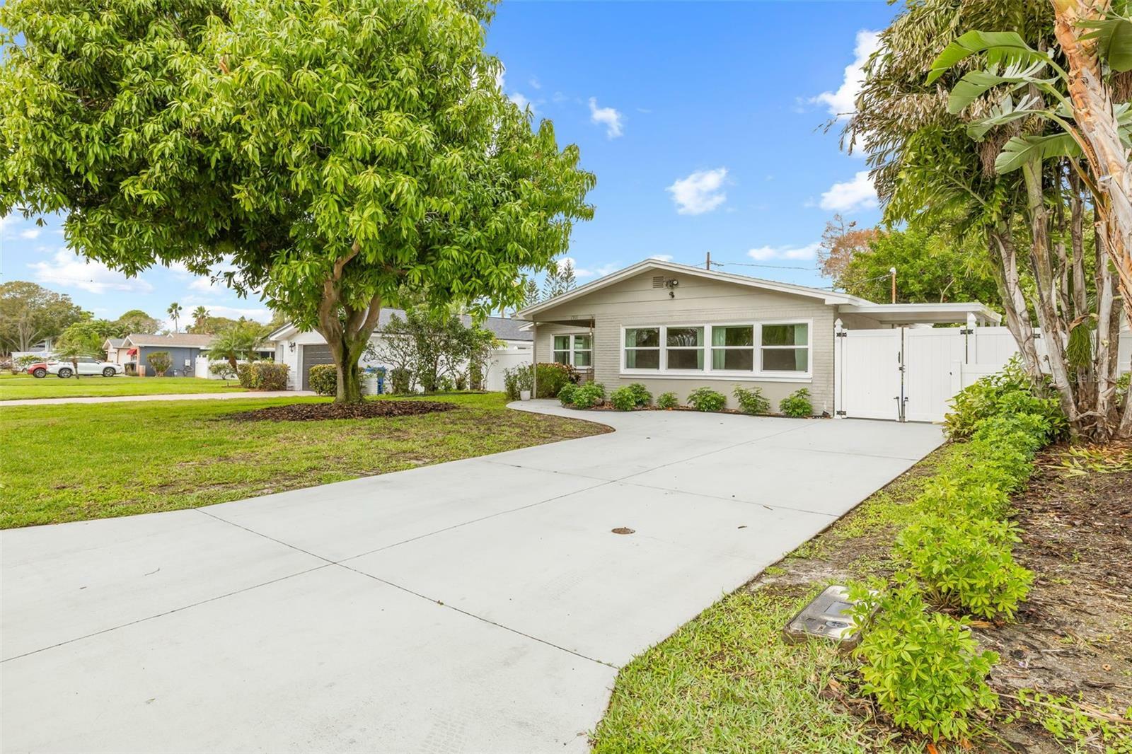 Property Photo:  1911 Montana Avenue NE  FL 33703 