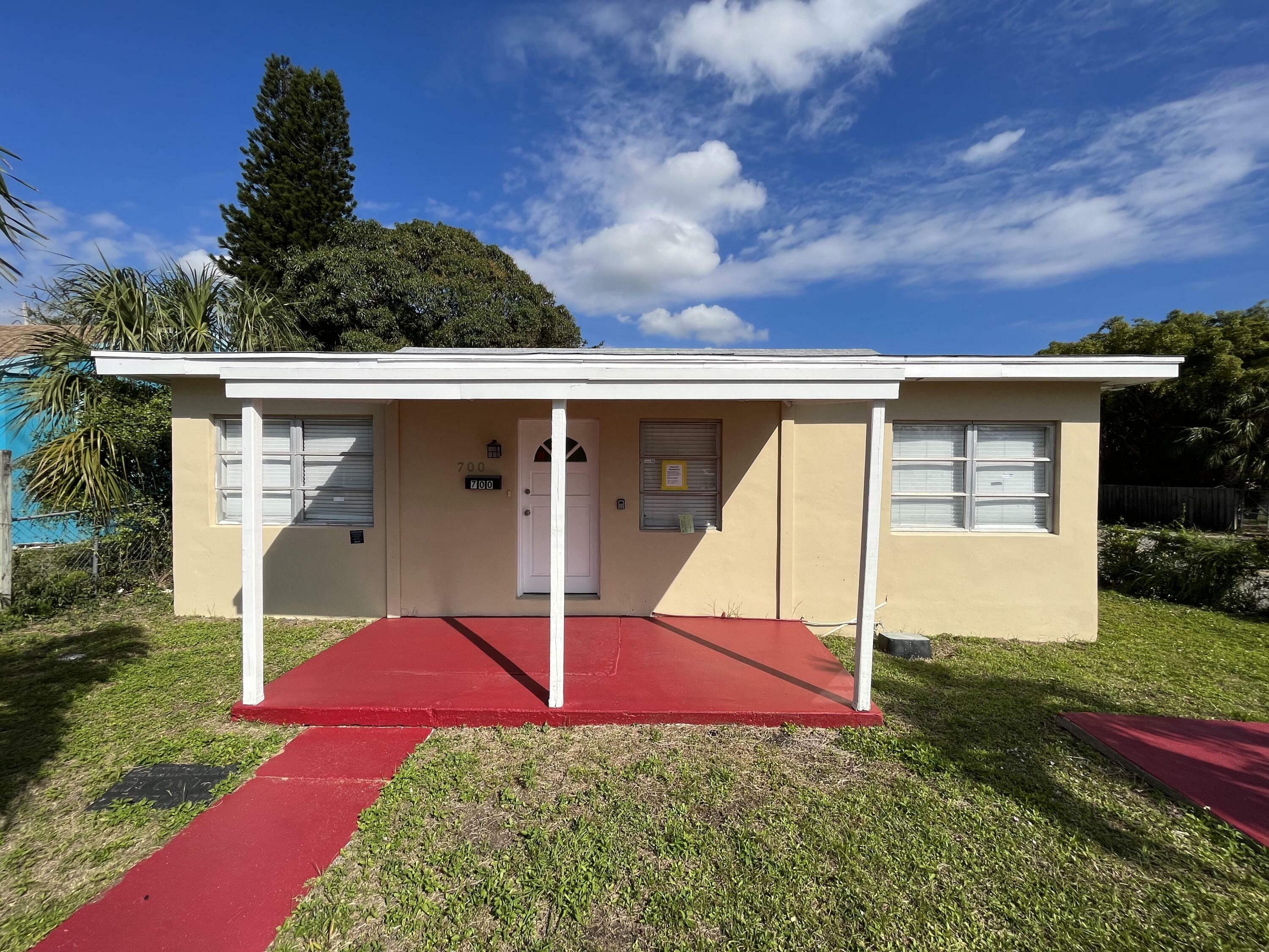 Property Photo: 700 W 1st Street FL 33404