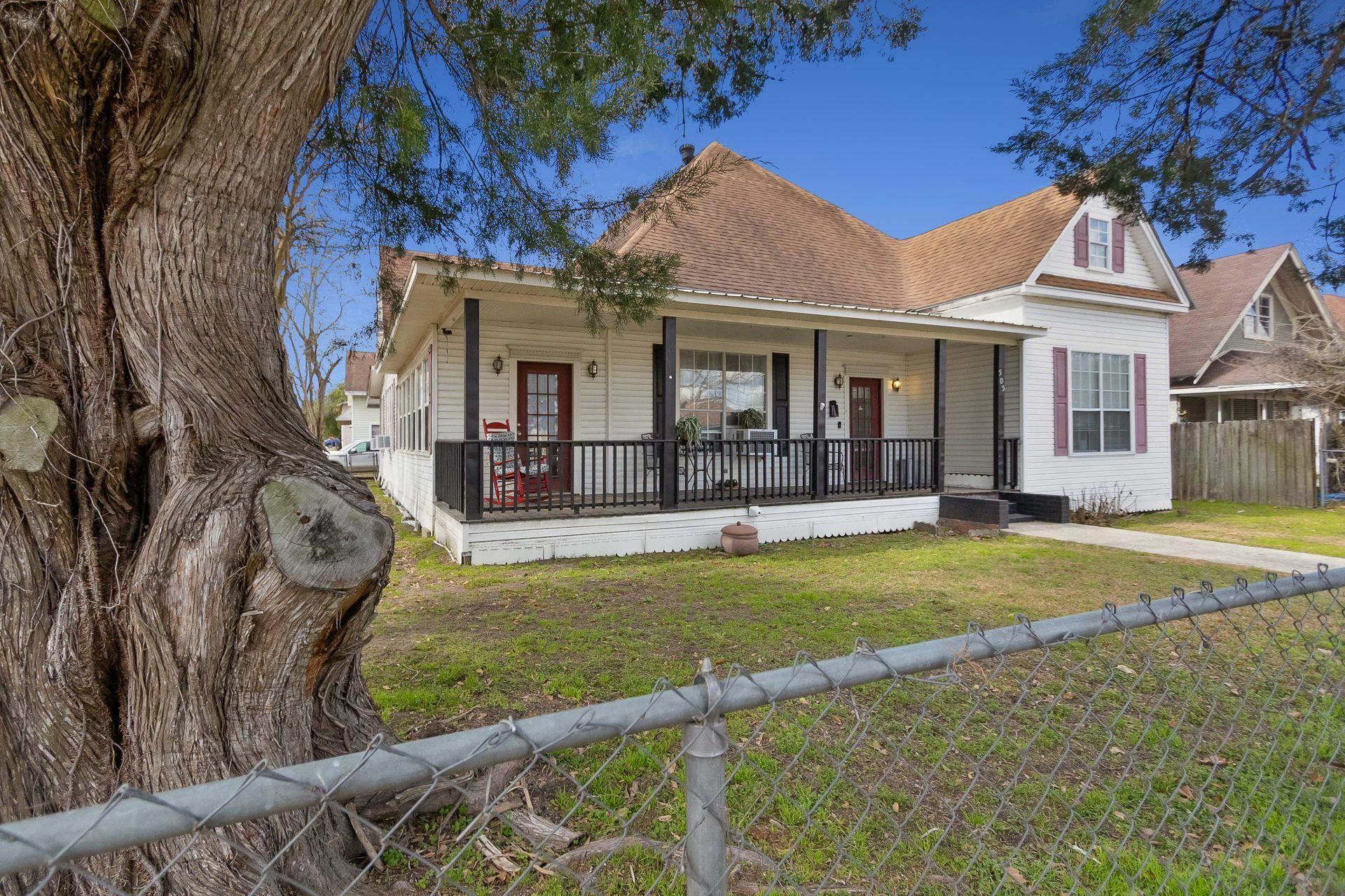 Property Photo:  505 N 6th St  TX 77656 