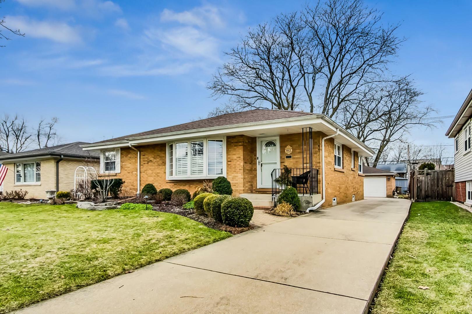 Property Photo:  912 S Saylor Avenue  IL 60126 