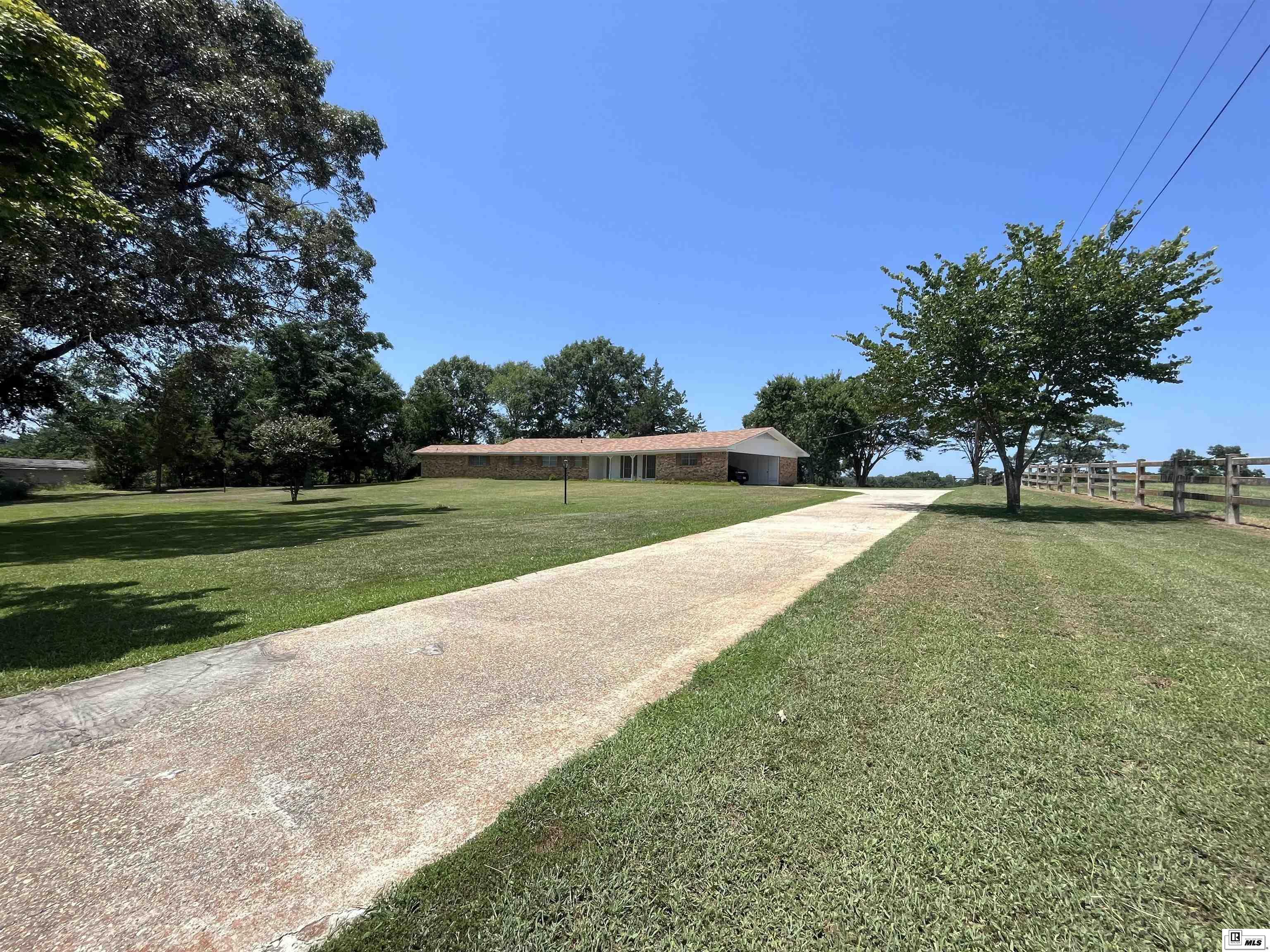 Property Photo:  1241 Country Club Circle  LA 71055 