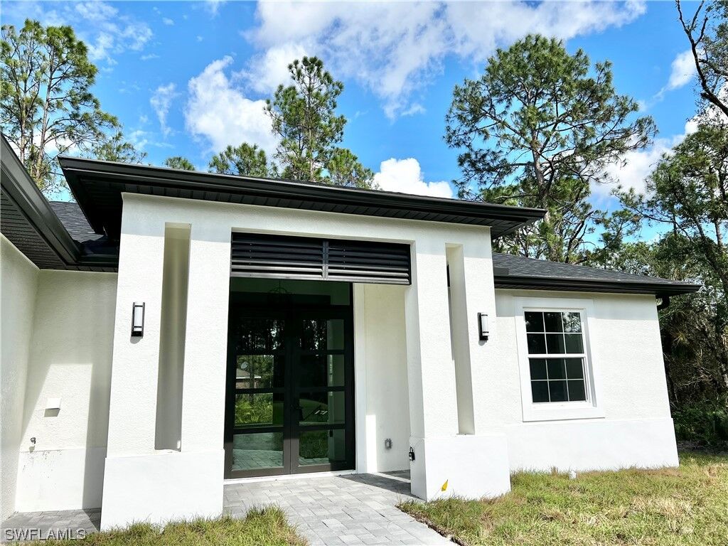 Property Photo: 2003 Roosevelt Avenue FL 33920