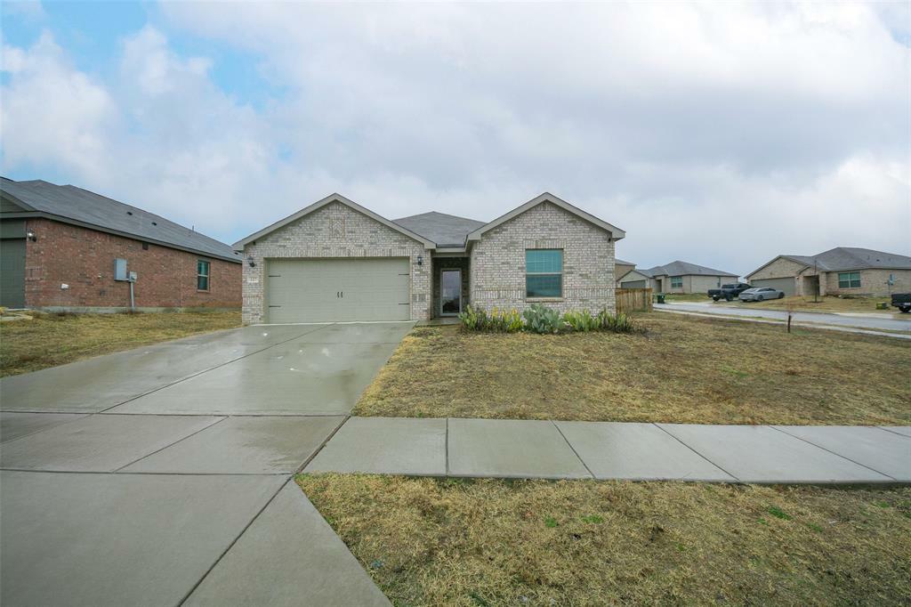 Property Photo:  127 Barbwire Way  TX 76071 