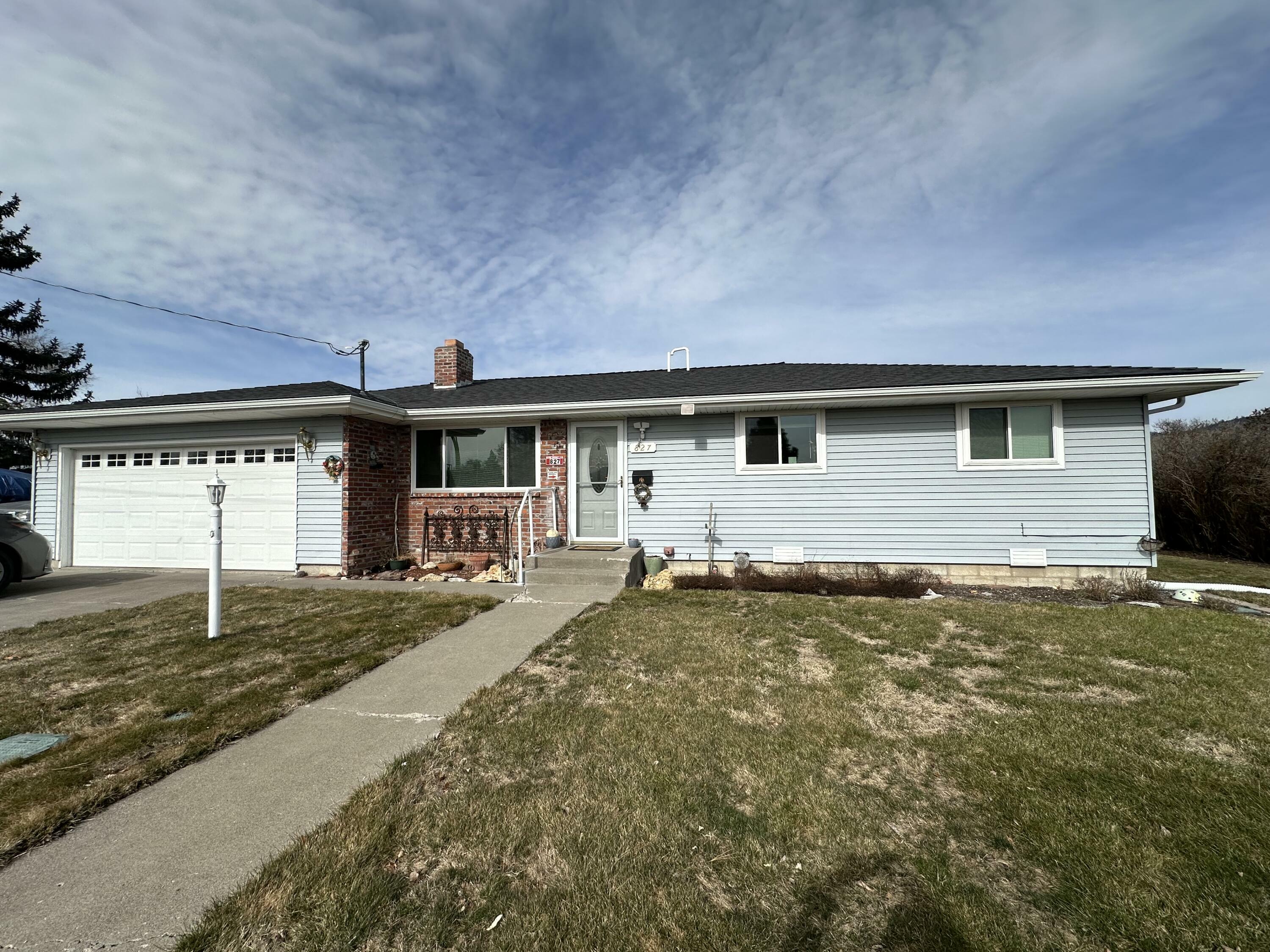 Property Photo:  827 Lytton Street  OR 97601 