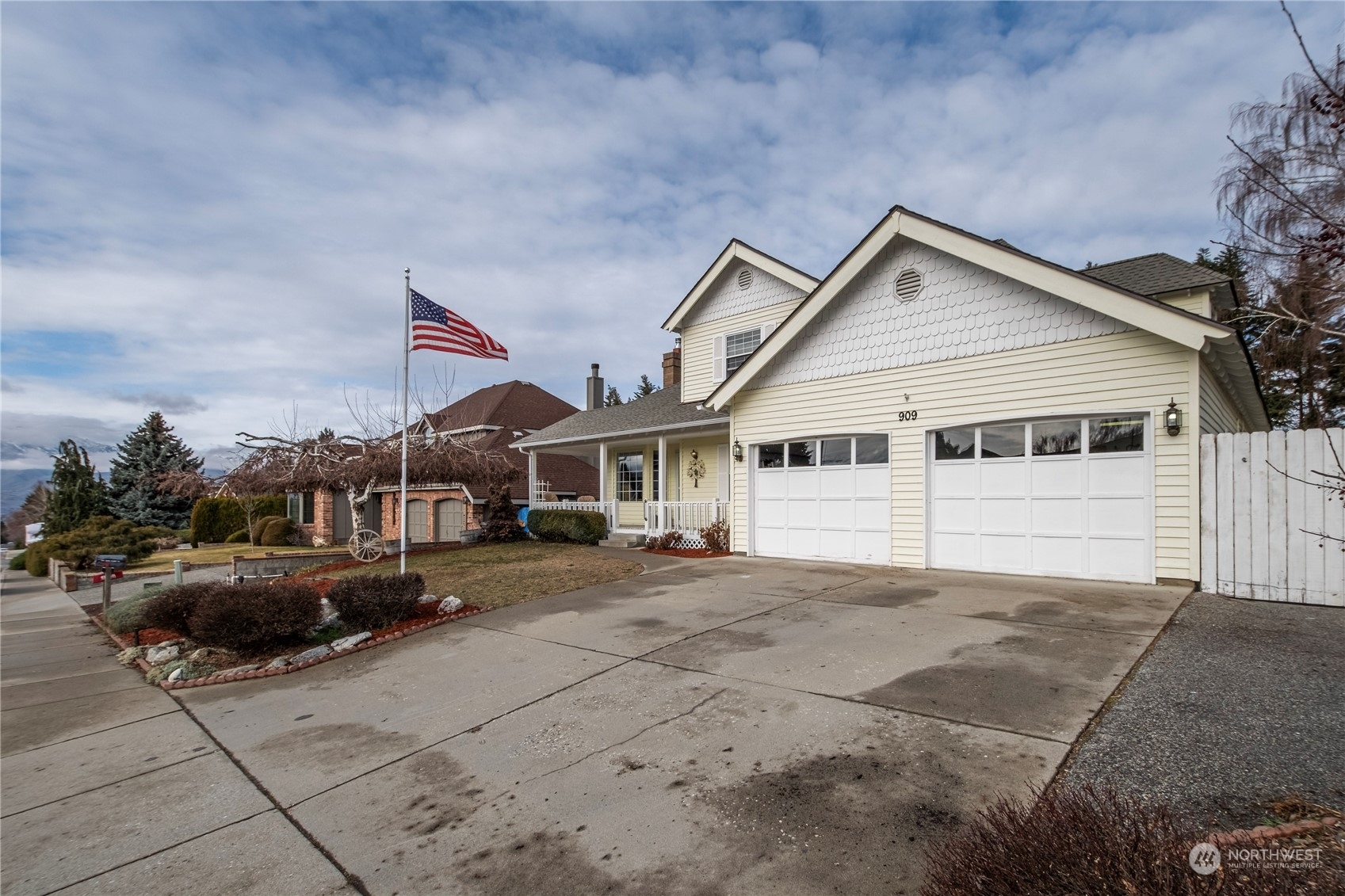 Property Photo:  909 12th Street NE  WA 98802 