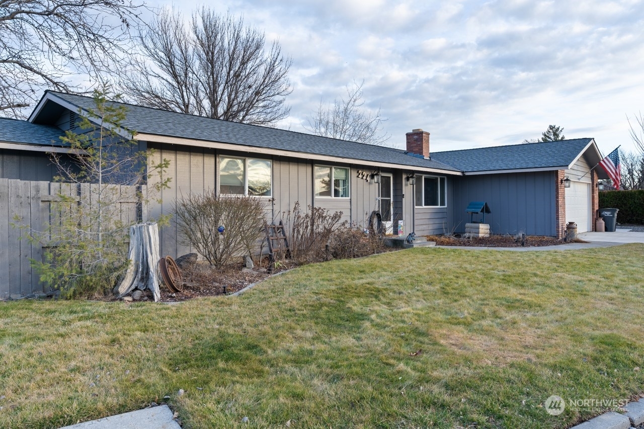 Property Photo: 224 Nob Hill Drive WA 98823