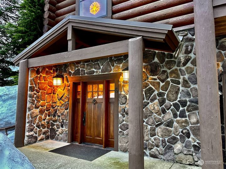 Property Photo:  6 Summit Way  WA 98068 