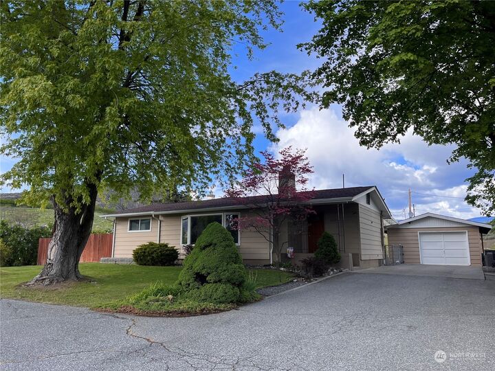 Property Photo:  1127 Central Avenue  WA 98844 