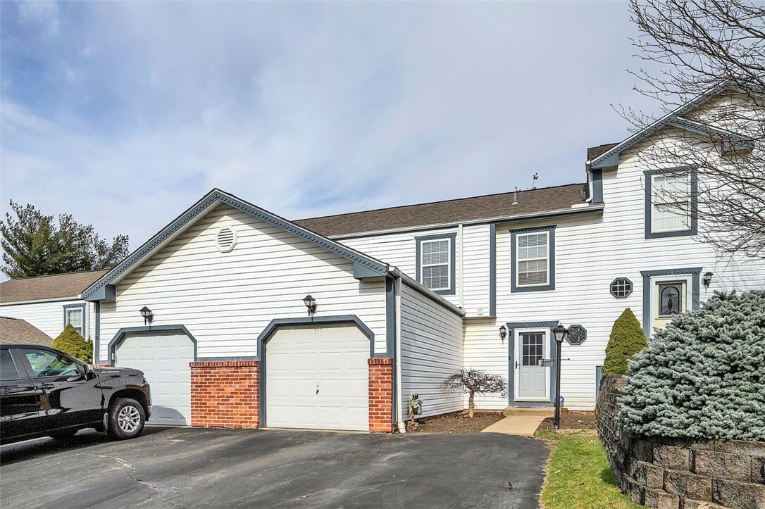 Property Photo: 1409 Yorktown Dr PA 15055