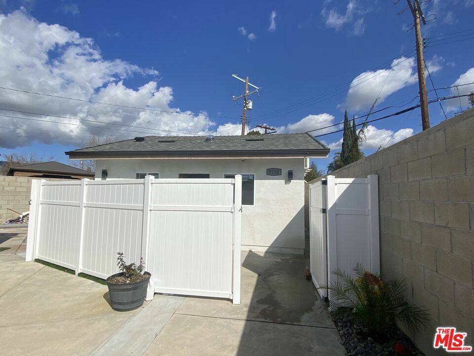 Property Photo:  9750 Casaba Avenue  CA 91311 