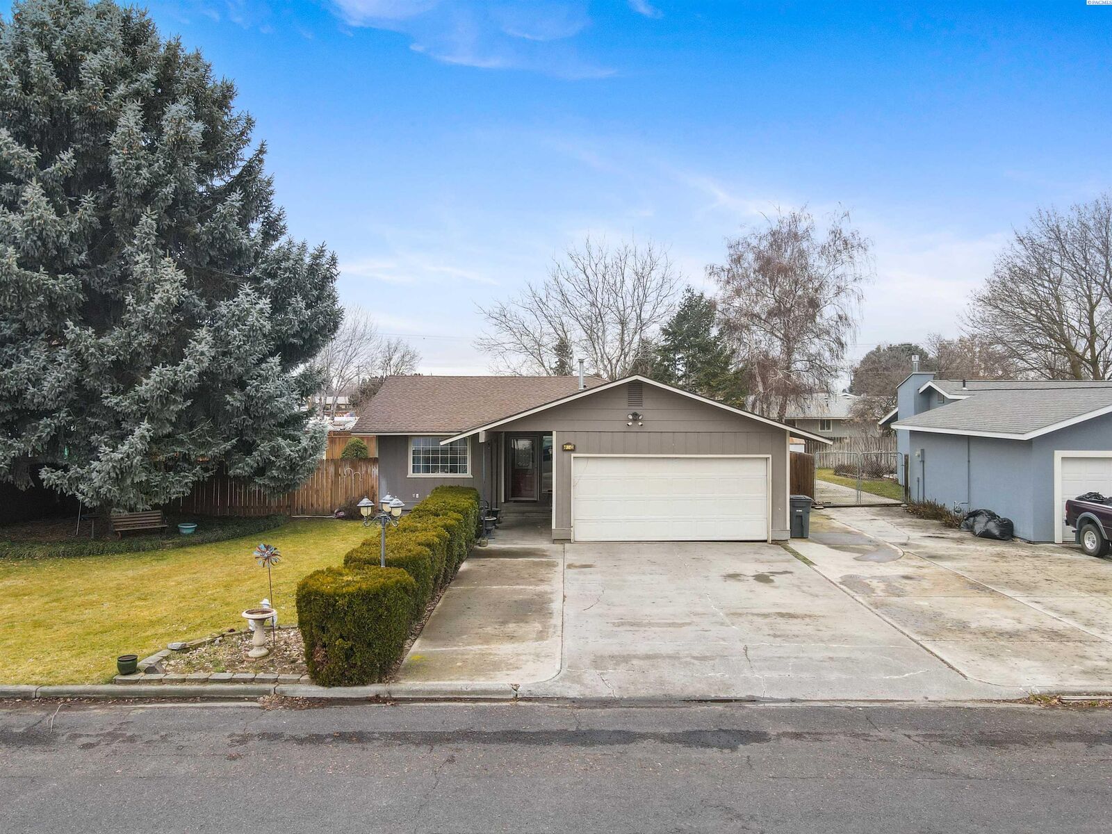 Property Photo:  450 S 15th  WA 99344 