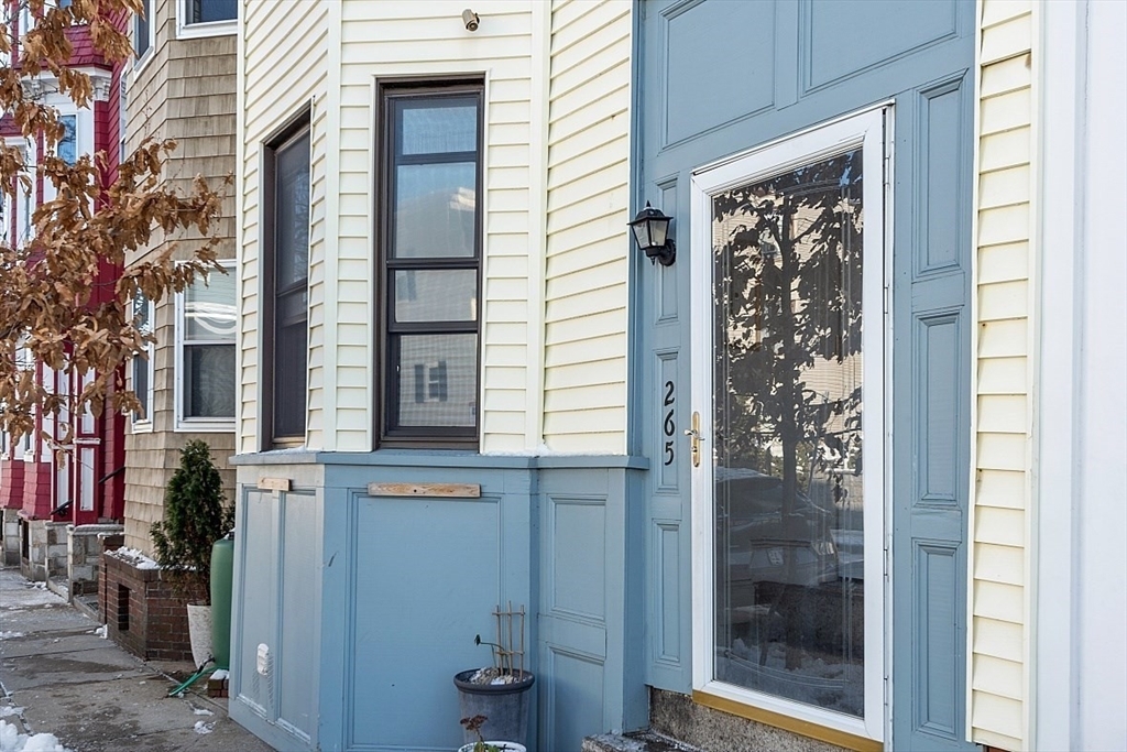 Property Photo:  265 Lexington St 4  MA 02128 