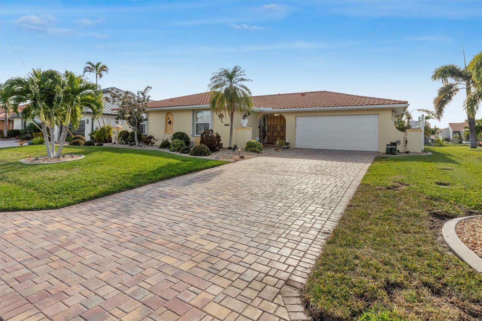 Property Photo: 721 Via Tunis FL 33950