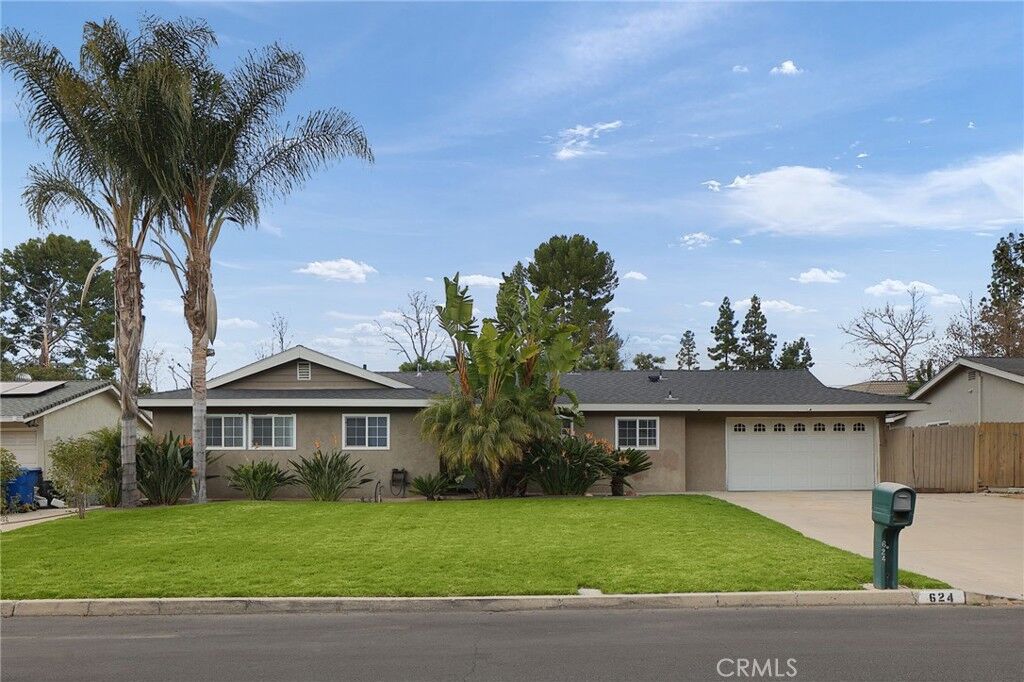 Property Photo: 624 Calle Tulipan CA 91360