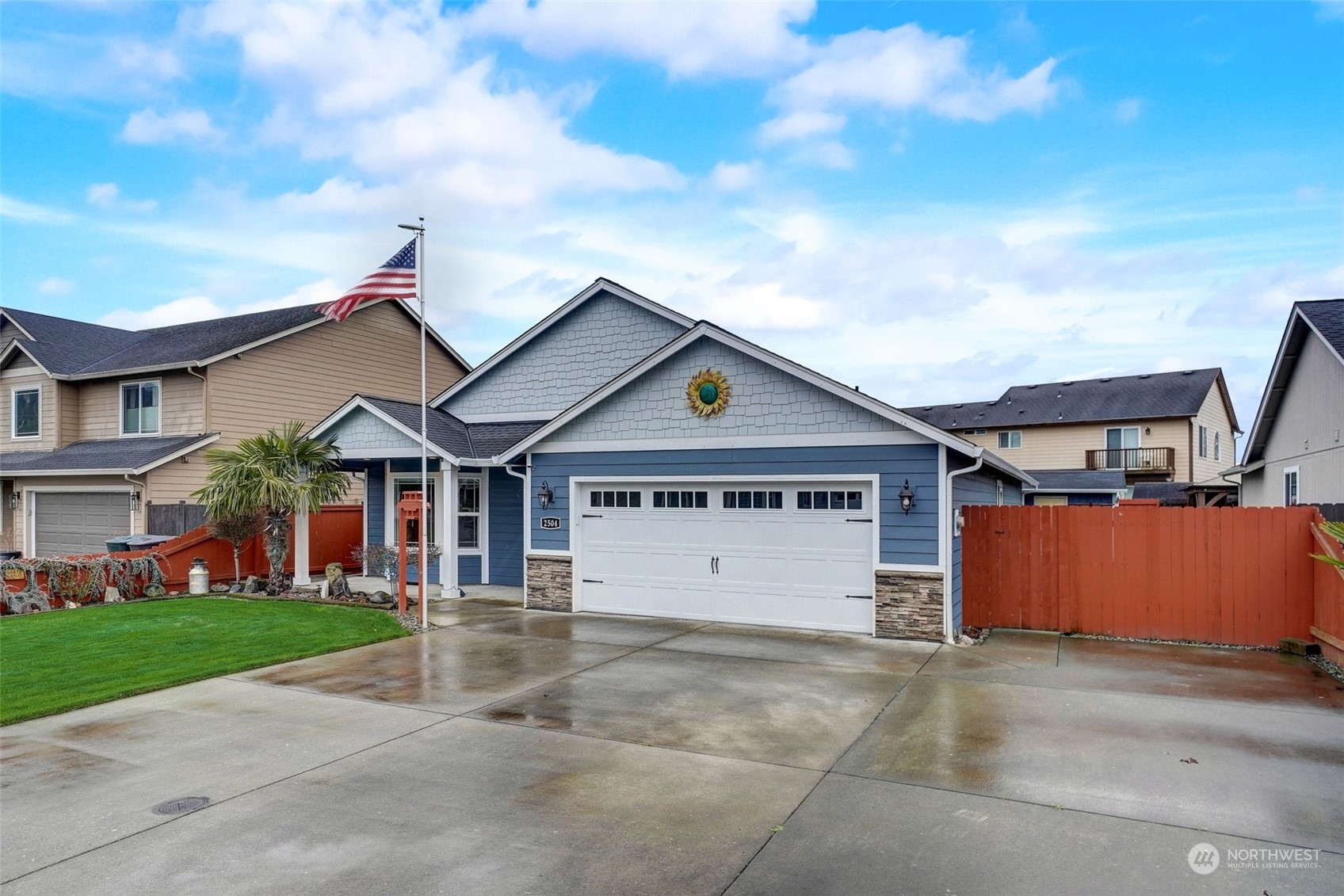Property Photo: 2504 Redwood Avenue WA 98632