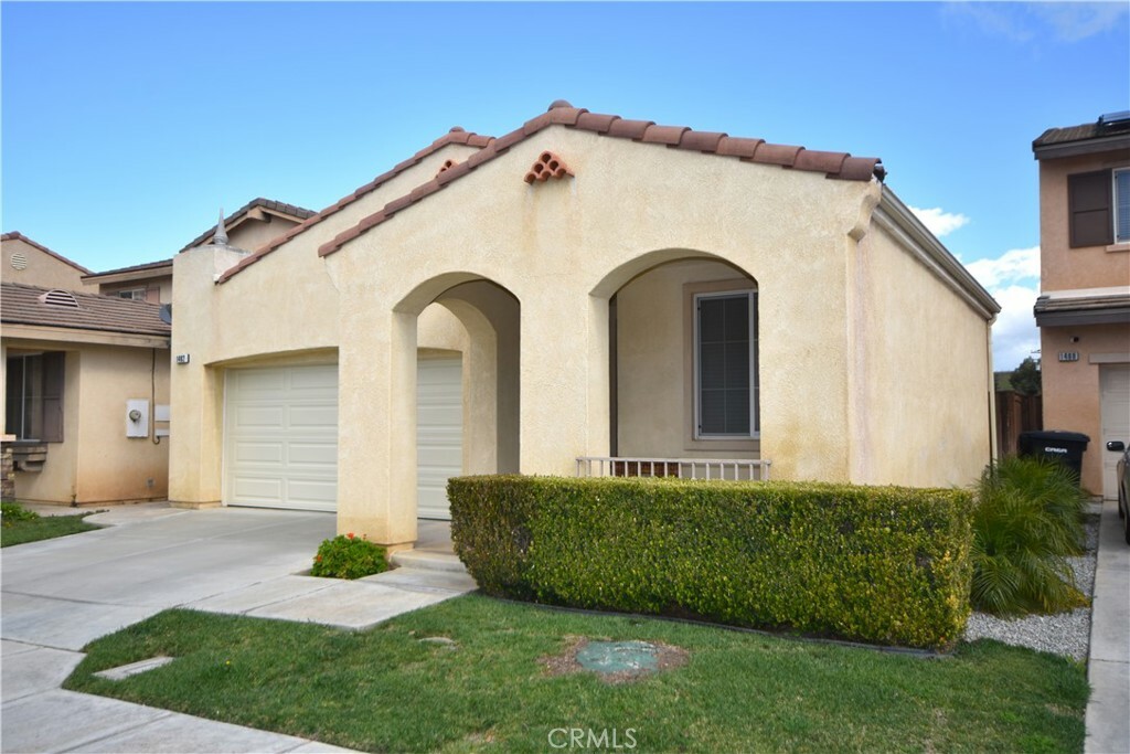 Property Photo:  1462 Albillo Loop  CA 92571 