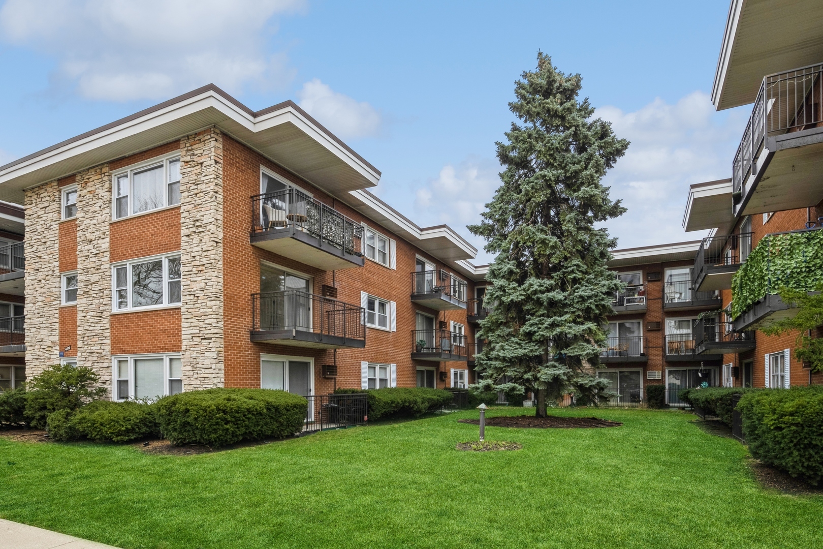 Property Photo: 4219 N Keystone Avenue 2H IL 60641