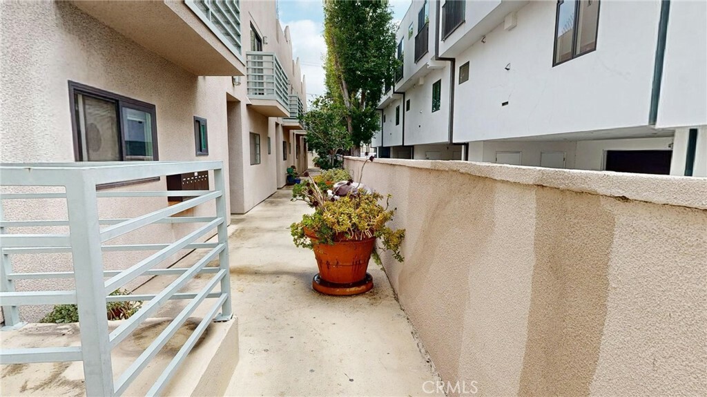 Property Photo:  806 N Martel Avenue 2  CA 90046 