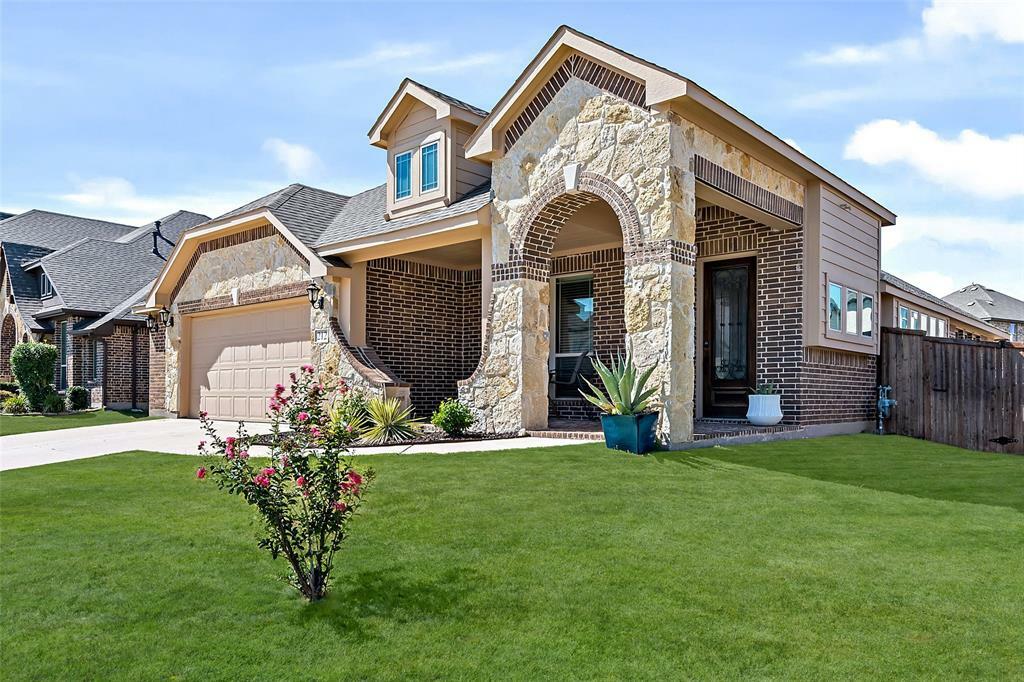 Property Photo: 212 Spruce Valley Drive TX 76247