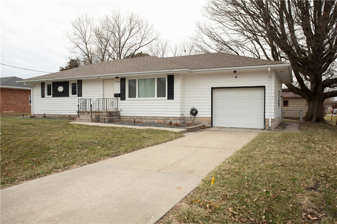 Property Photo:  2006 Pine Street  IA 50109 