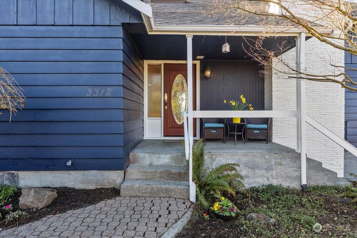 Property Photo: 3312 Federal Avenue WA 98201