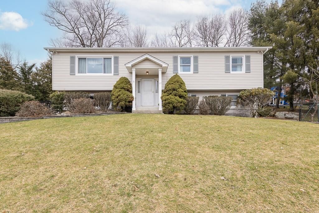 Property Photo:  17 Stonecrest Drive  NY 10984 