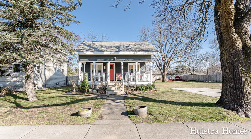 Property Photo:  1615 Waverly Avenue  MI 49417 
