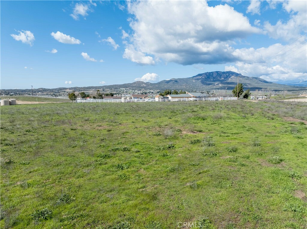 Property Photo:  450 Comanche Court  CA 92536 