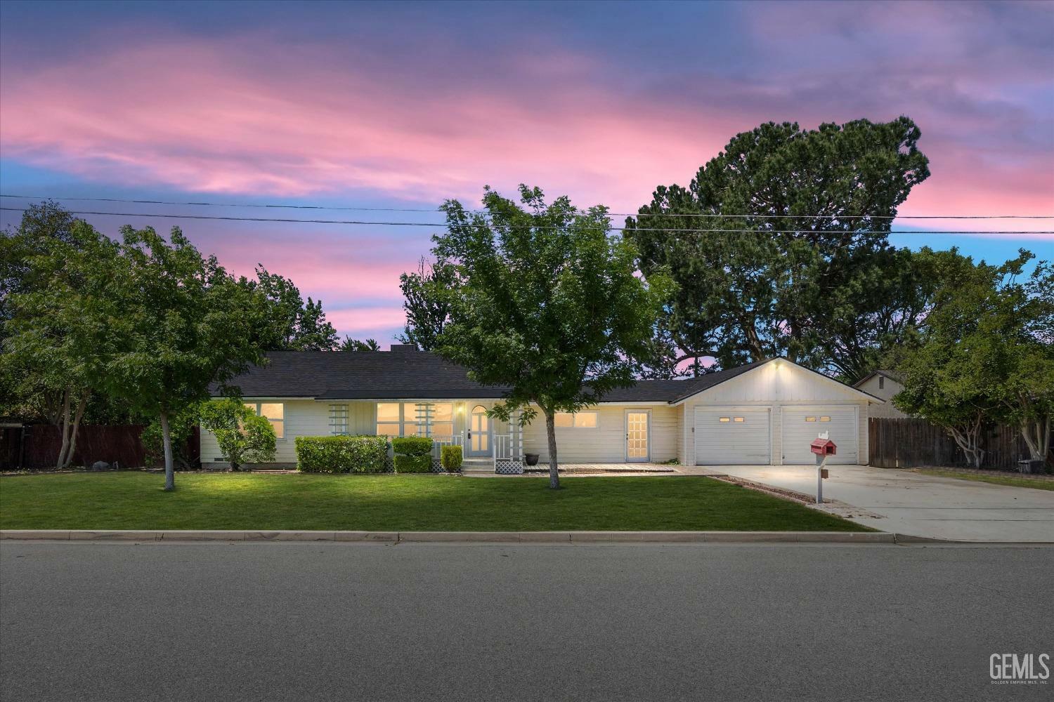 Property Photo:  303 Maple Street  CA 93263 