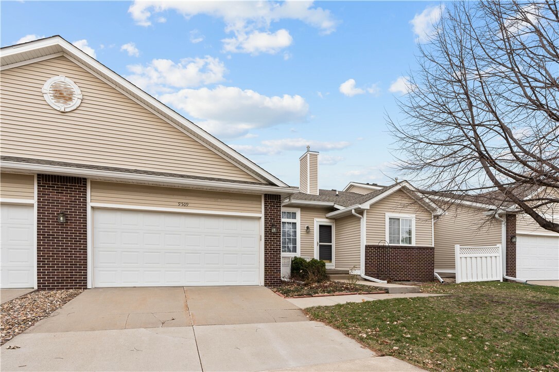 9509 Maple Lane  Johnston IA 50131 photo