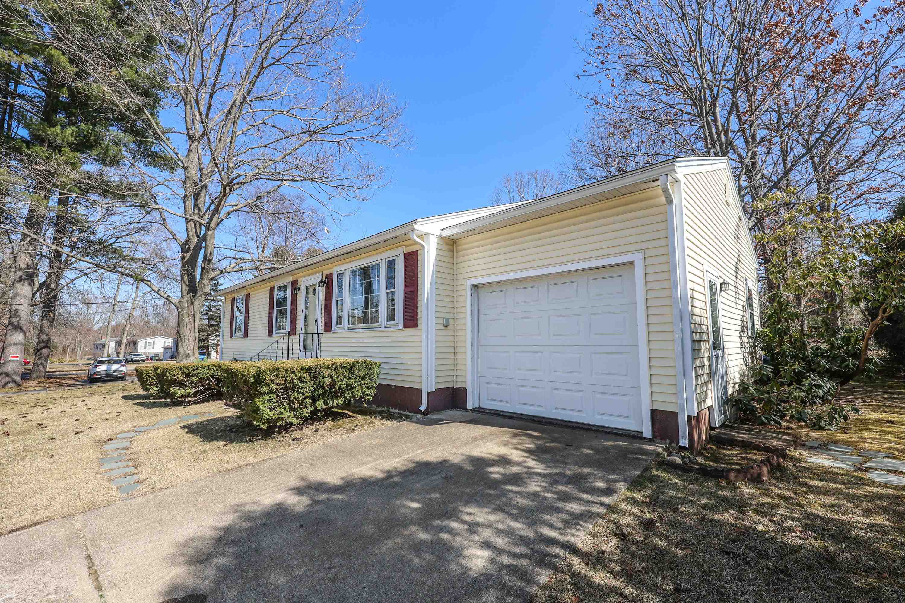 Property Photo:  566 S Mammoth Road  NH 03109 