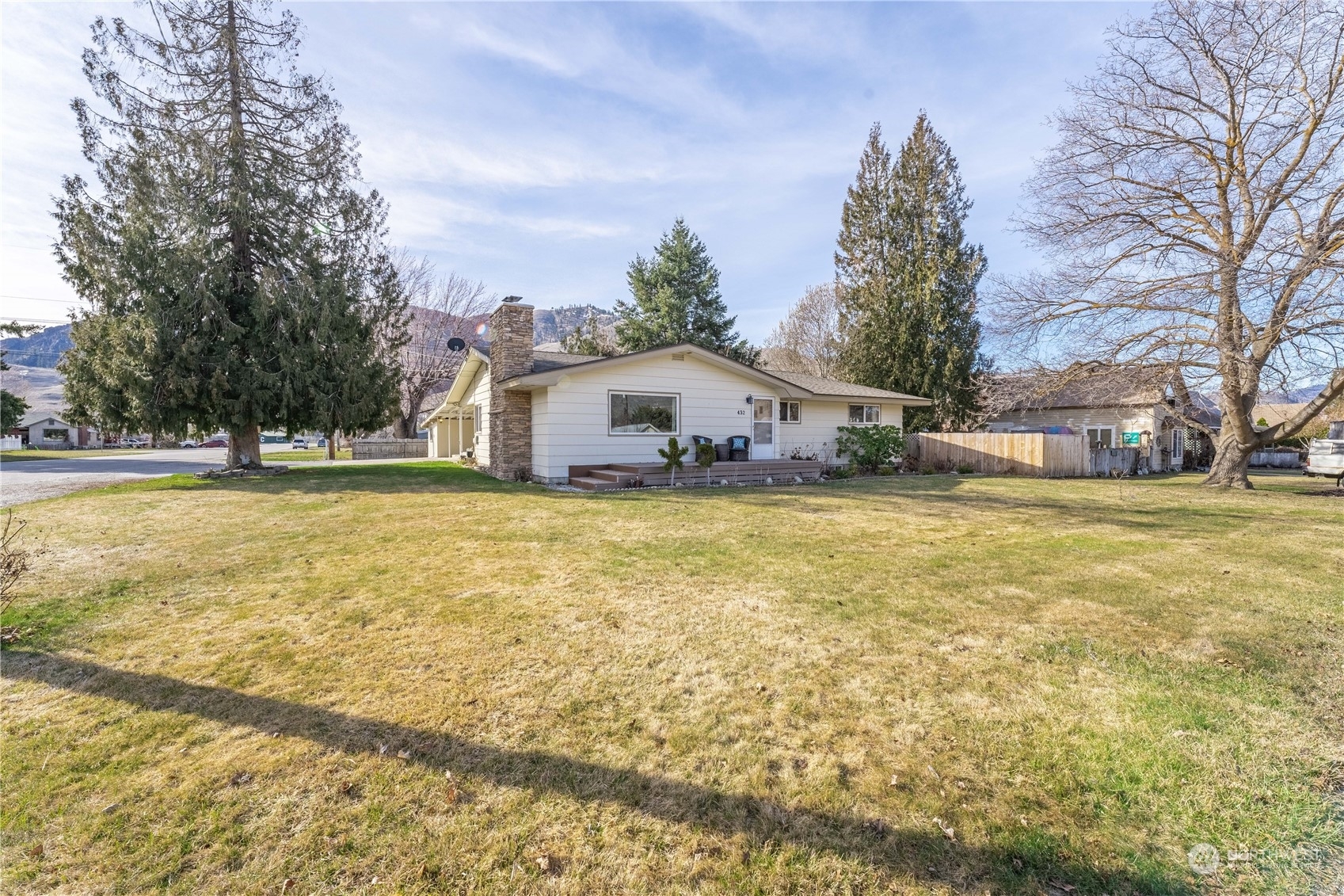 Property Photo:  432 E Okanogan Avenue  WA 98816 