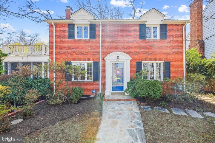 712 N Overlook Drive  Alexandria VA 22305 photo