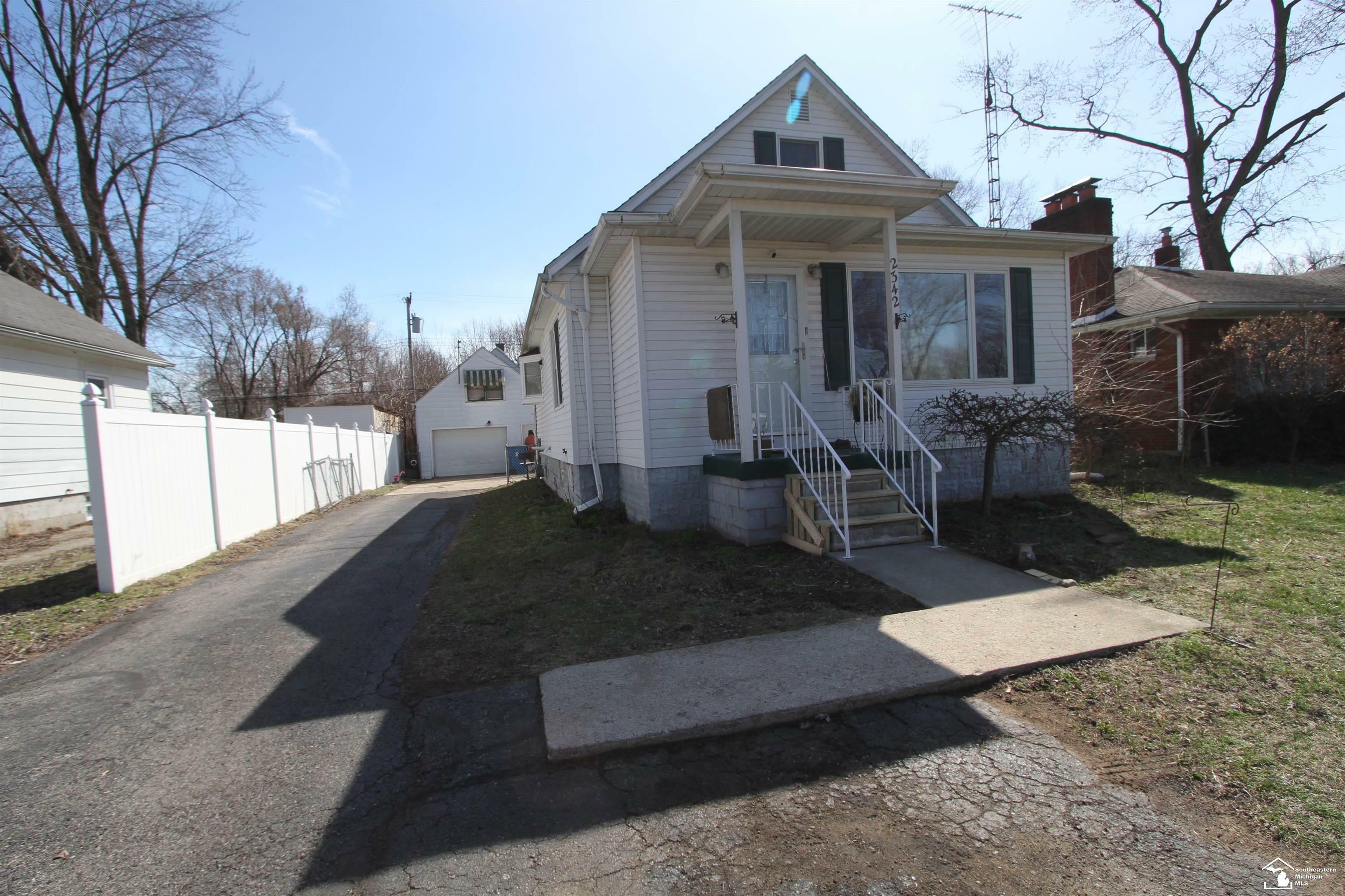 Property Photo:  2342 Vivian  MI 48162 