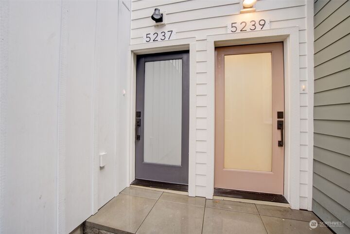 Property Photo: 5237 Brooklyn Avenue NE WA 98105