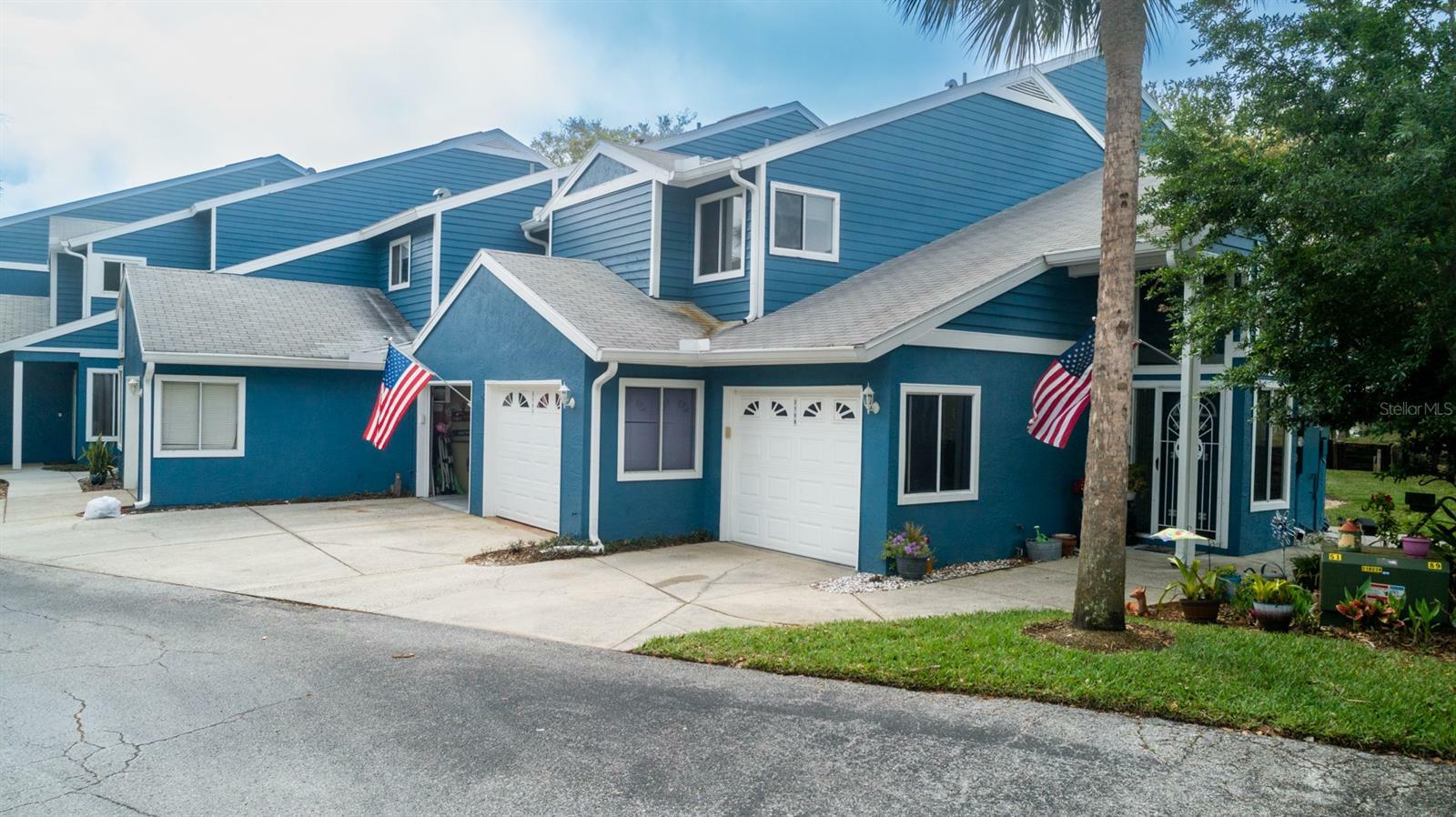 Property Photo: 2108 Oak Circle FL 34689