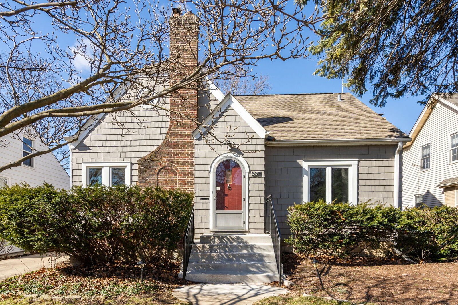 Property Photo: 332 N Ridgeland Avenue IL 60126