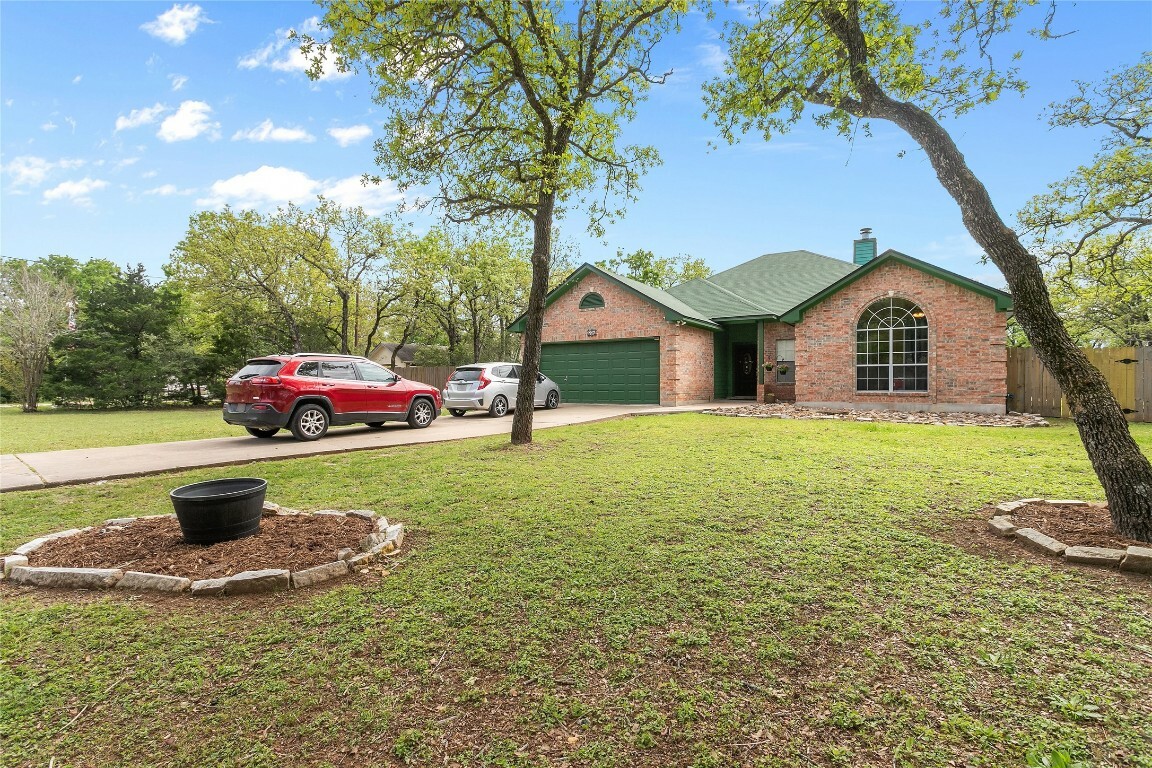 Property Photo:  224 W Oak Loop  TX 78612 