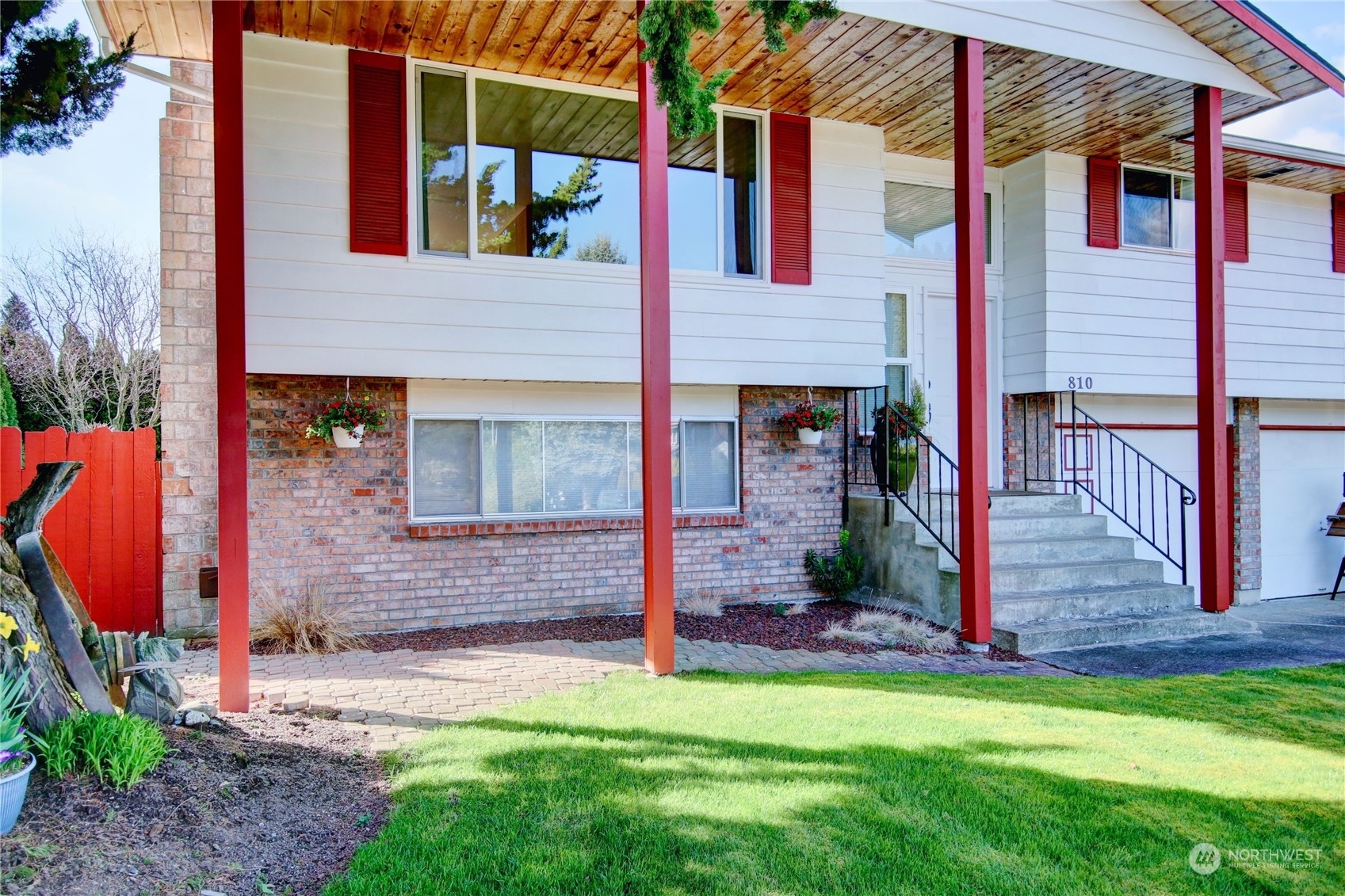 Property Photo:  810 Dana Drive  WA 98284 