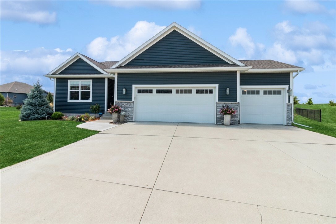 Property Photo:  906 NW Ridgeline Court  IA 50023 