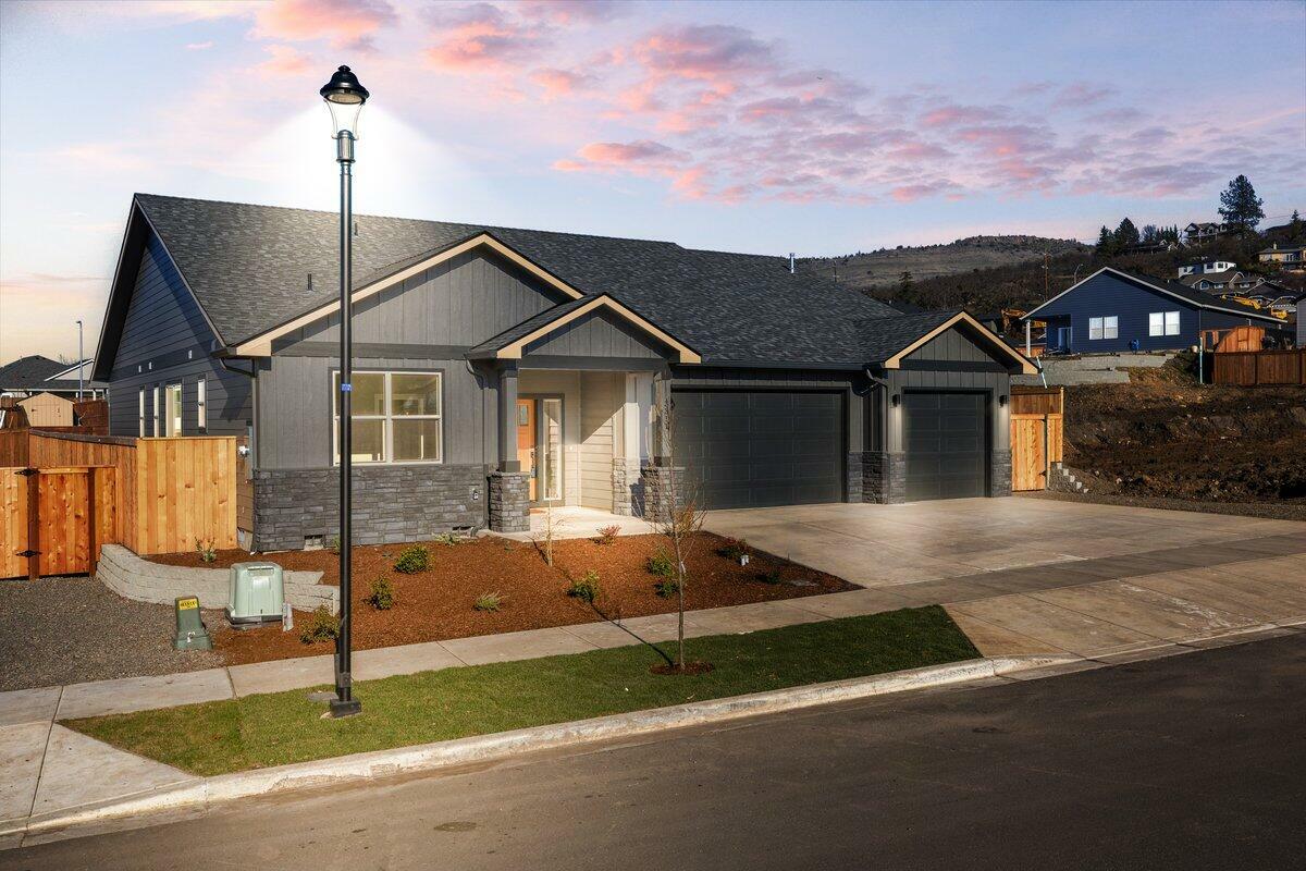Property Photo: 3311 Tree Top Drive OR 97504